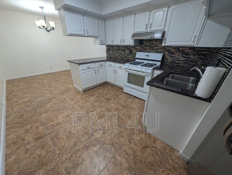 309 Vincent Ct Nw - Photo 5 of 26