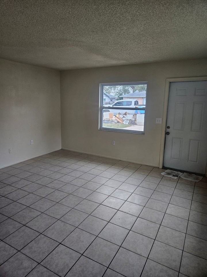 810 56th Ave E - Photo 5 of 9