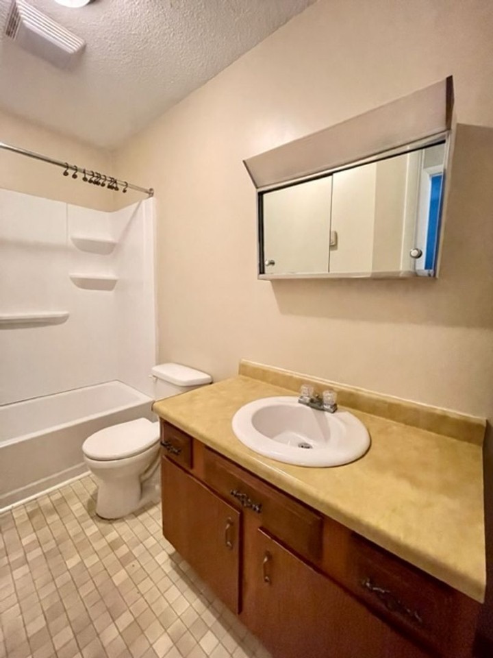 880 878/880 Ellis Ave #880 - Photo 5 of 6