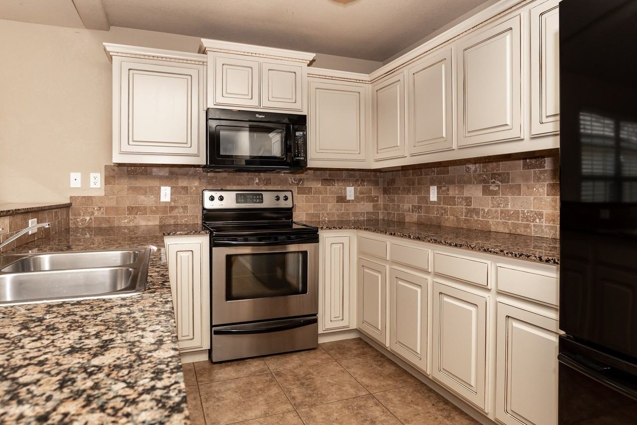 3908 Sw Ridgepointe Ave - Photo 3 of 13