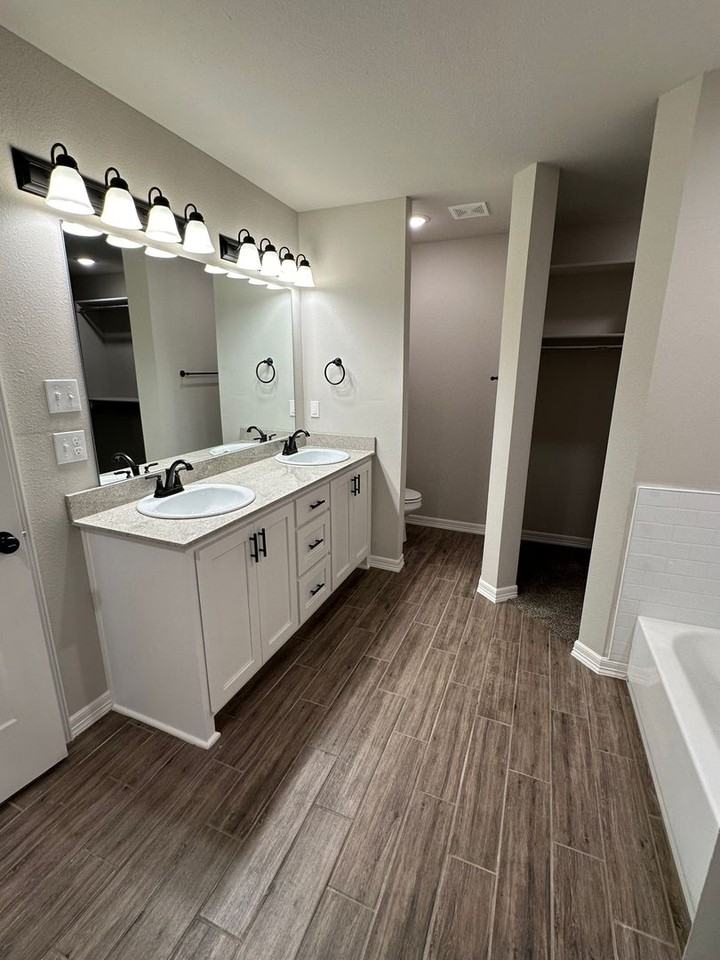 1132 S Javine Ave - Photo 2 of 15