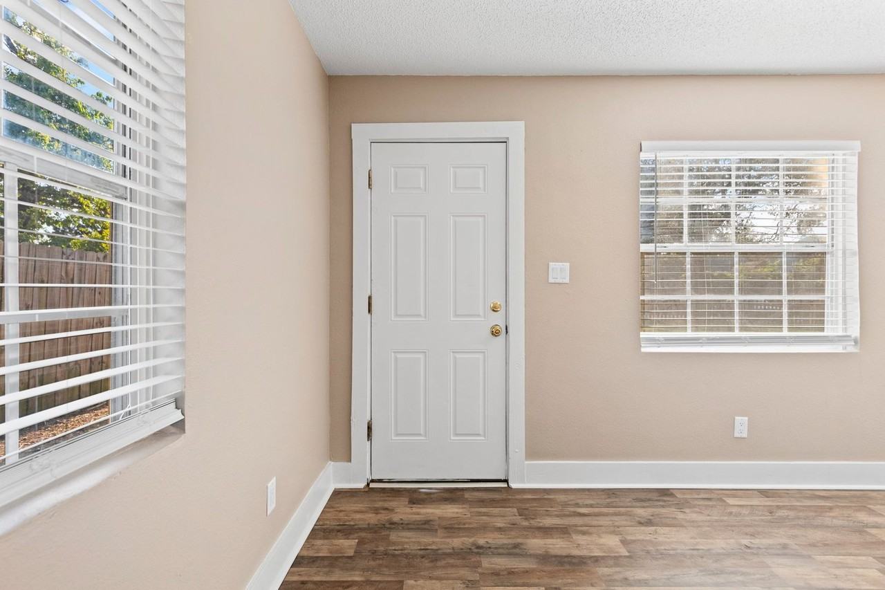 718 Eglin Pkwy Ne #4 - Photo 3 of 18