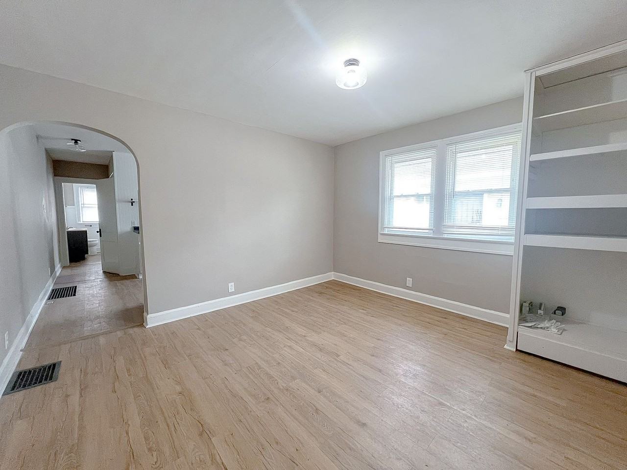 802 802 - 804 N Denny St - Photo 3 of 21