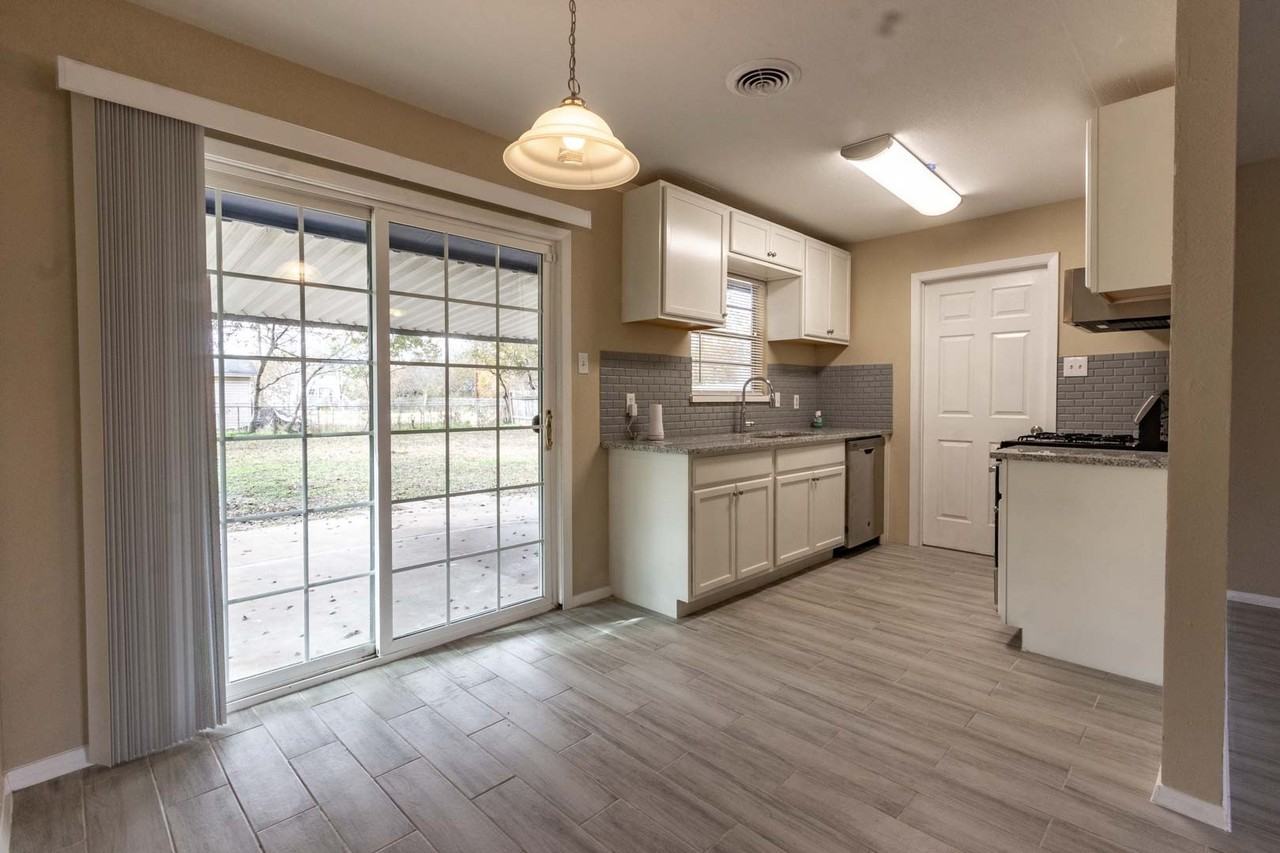 6907 Palm Bay Dr - Photo 2 of 27