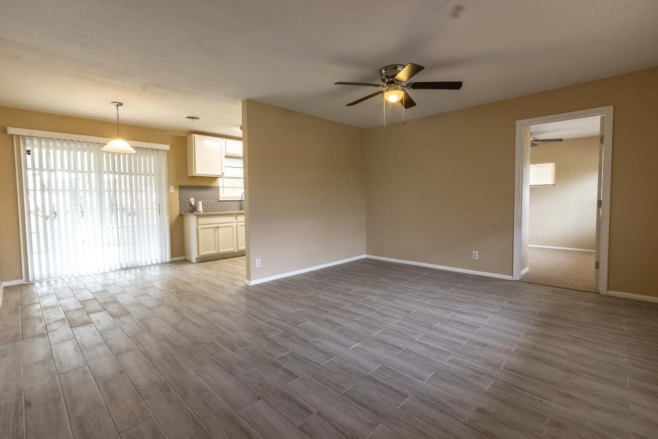 6907 Palm Bay Dr - Photo 3 of 27