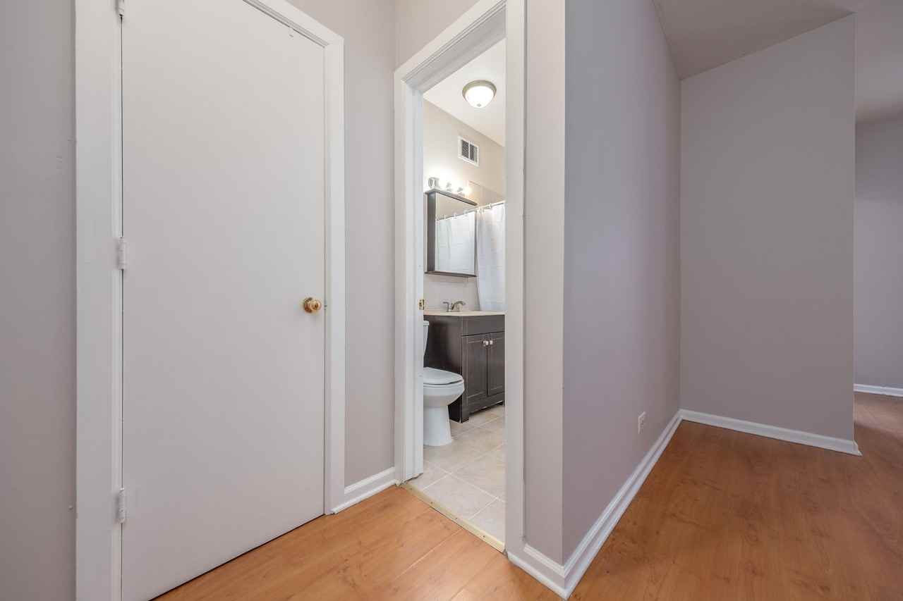 5511 Kenmore LLC - Photo 5 of 8