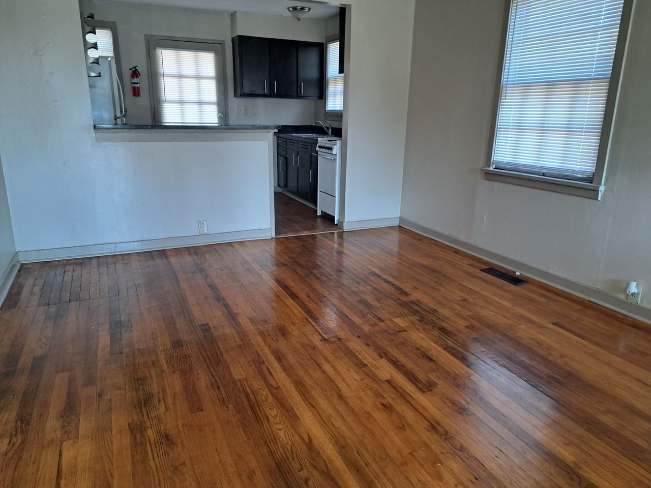 2933 Jackson St - Photo 2 of 6