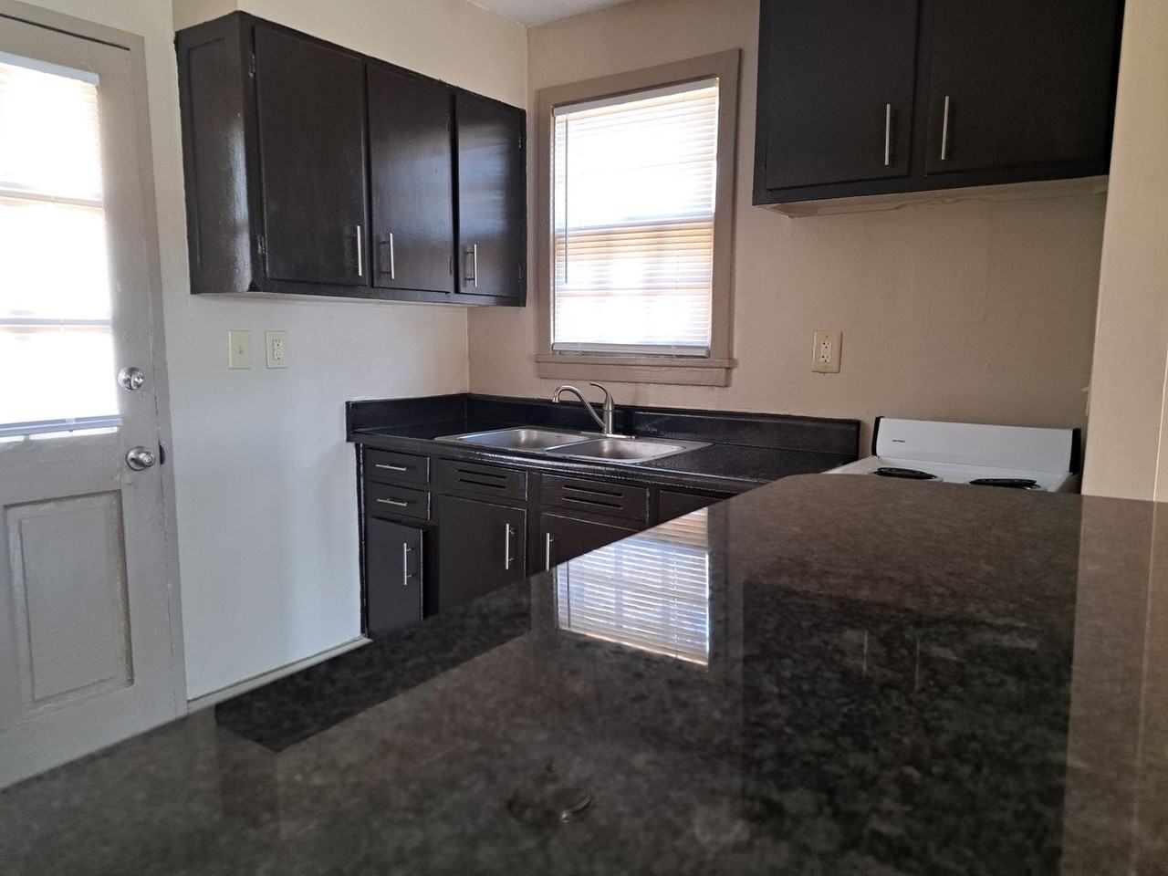 2933 Jackson St - Photo 3 of 6