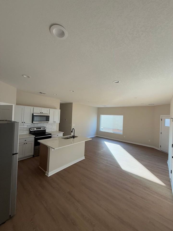 12499 W Blanford St - Photo 3 of 16