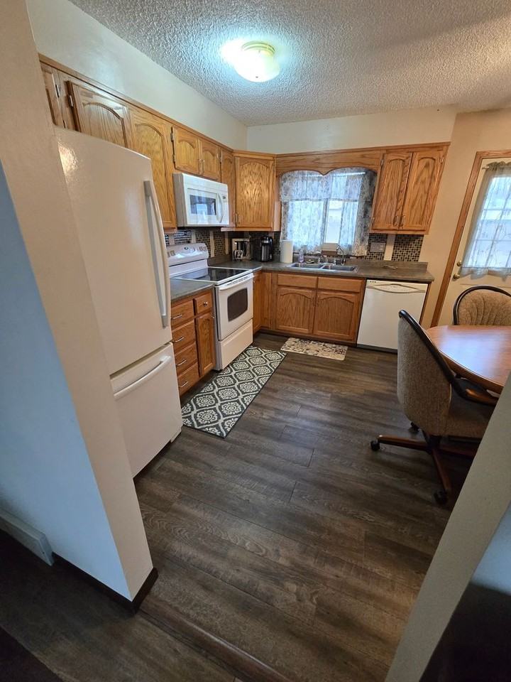 1707 Hilltop Dr - Photo 3 of 12