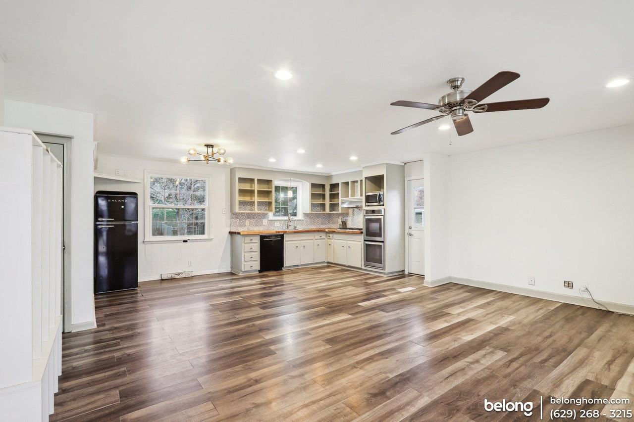 528 Continental Dr - Photo 2 of 24