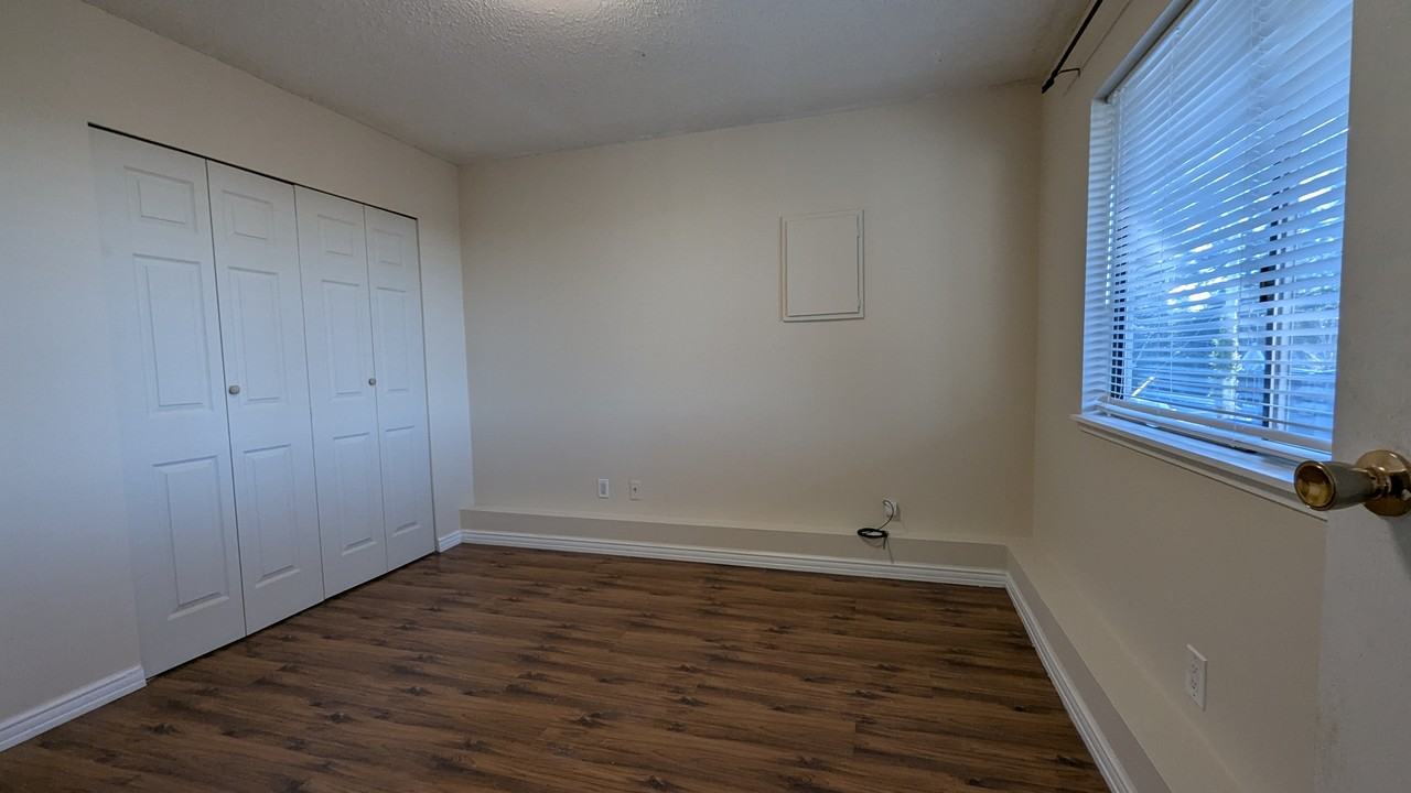 13257 Marine Drive - Photo 3 of 11