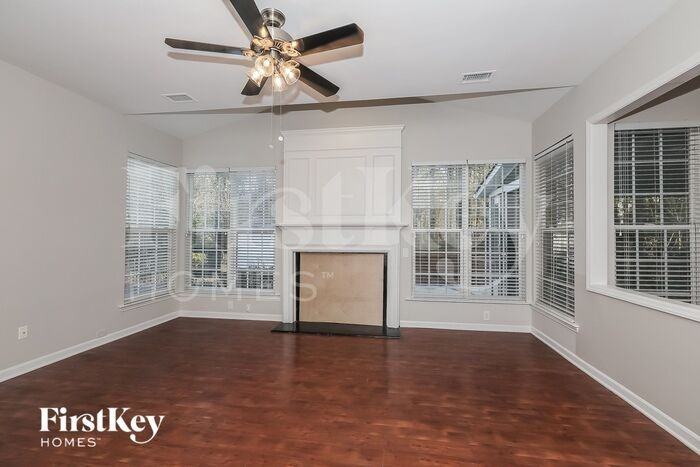 6147 Creekview Ct - Photo 2 of 15