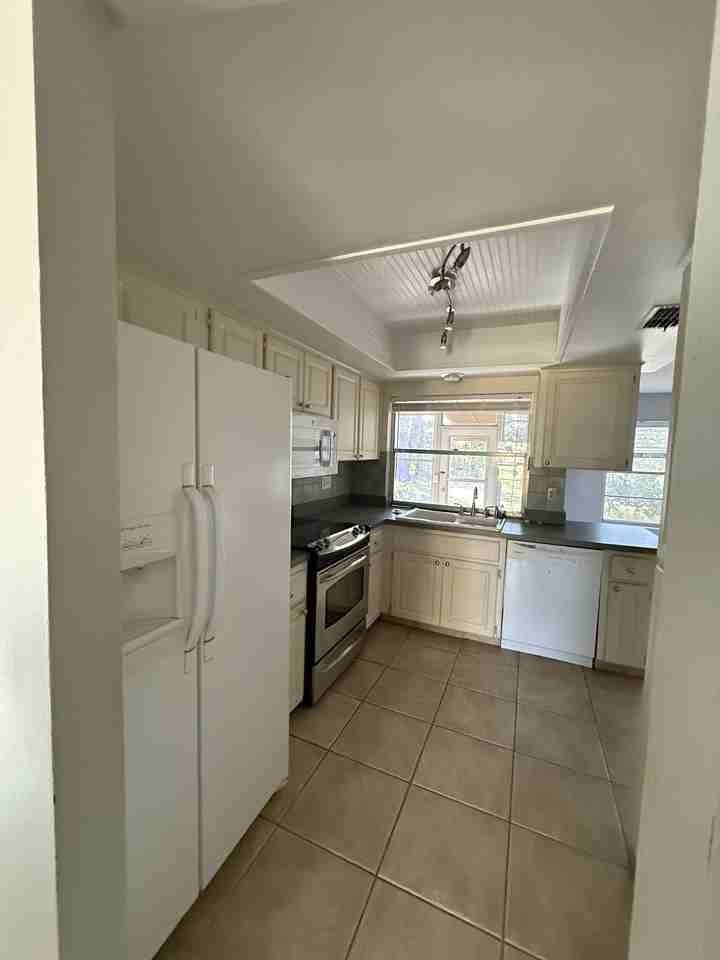 1402 Glengarry Dr #NA - Photo 2 of 7