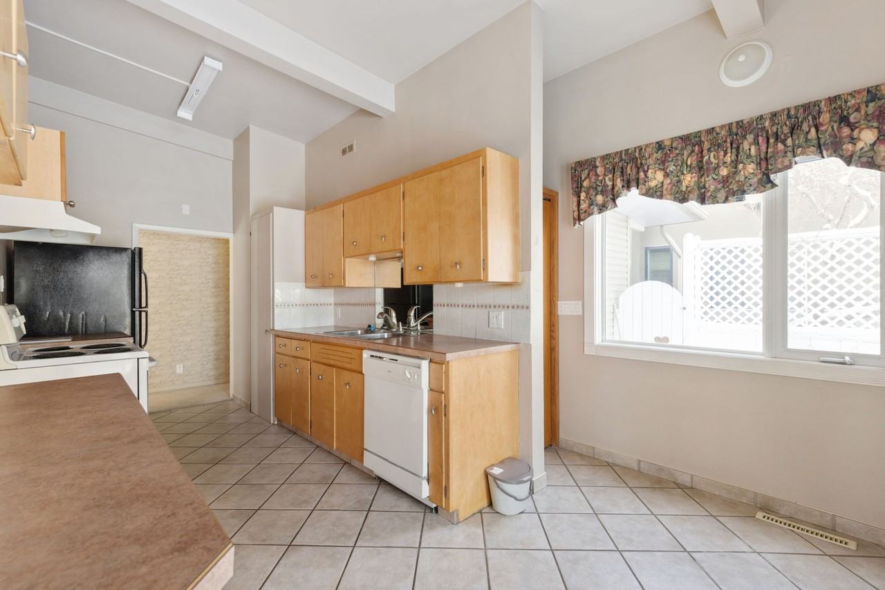 1704 48 Ave Sw - Photo 5 of 12