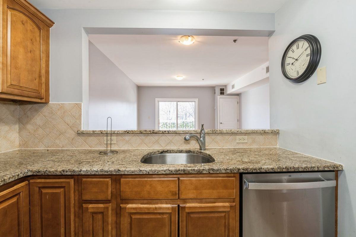 902 N 5th St ##303 - Photo 2 of 25