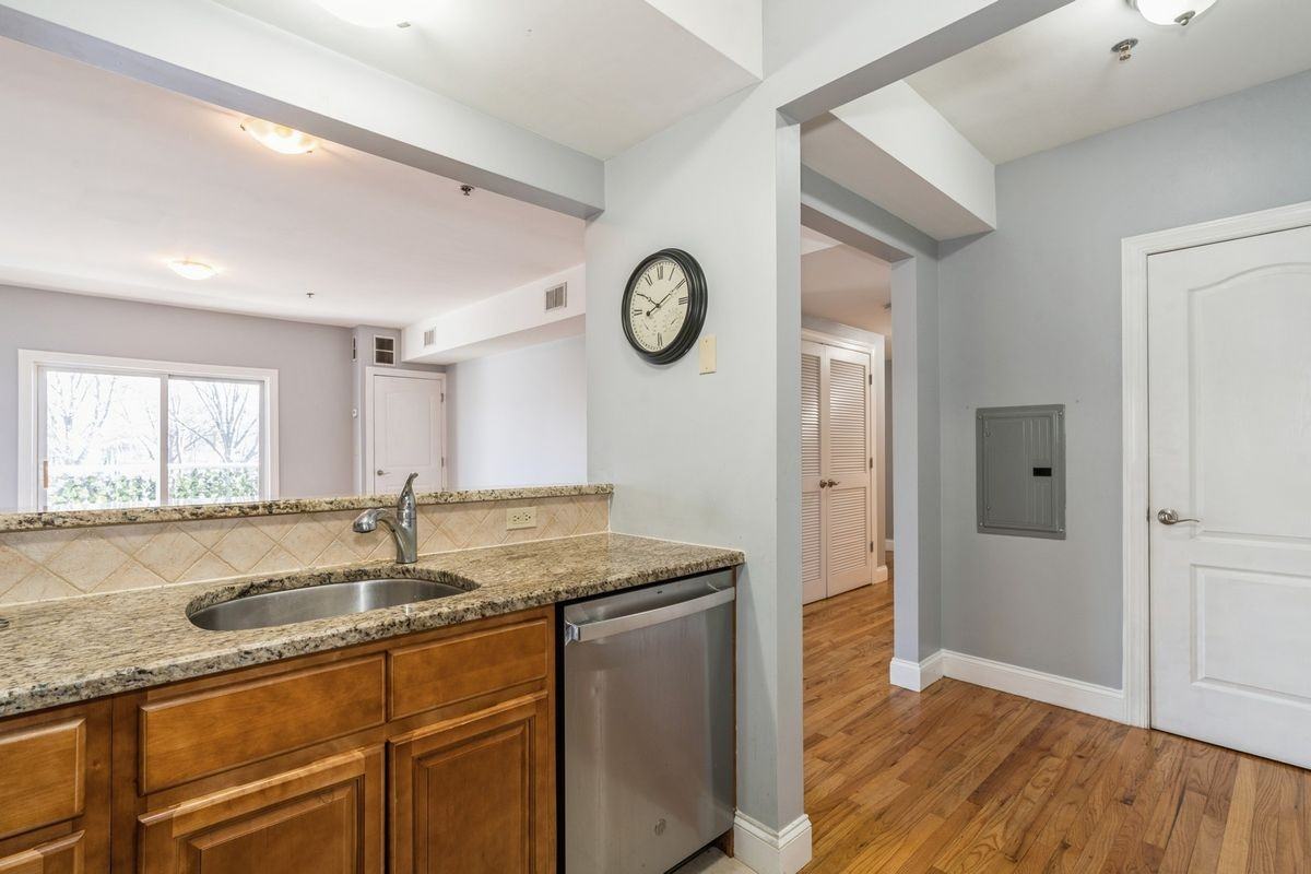 902 N 5th St ##303 - Photo 3 of 25