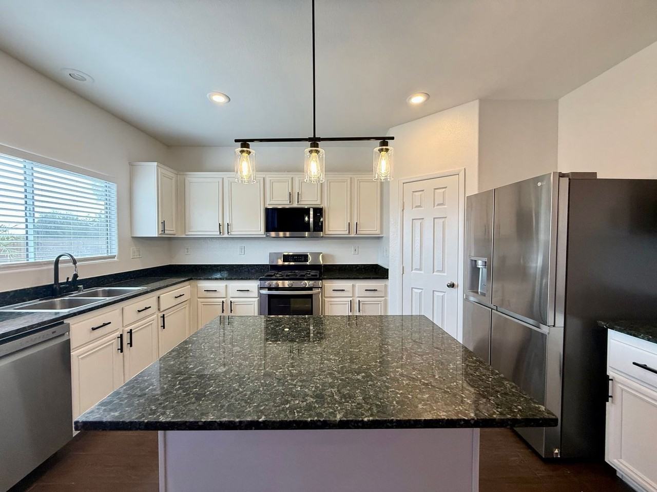 3445 Conterra Park Ave - Photo 5 of 31