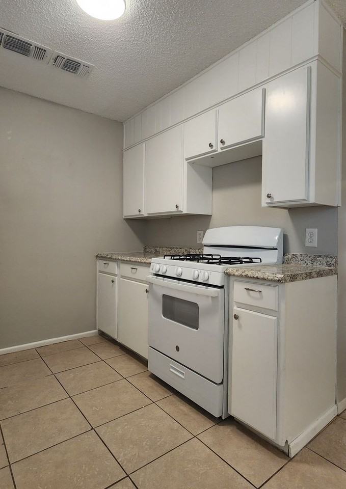 4530 Marshall St - Photo 5 of 19