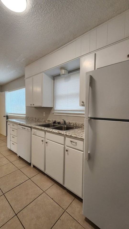 4530 Marshall St - Photo 6 of 19