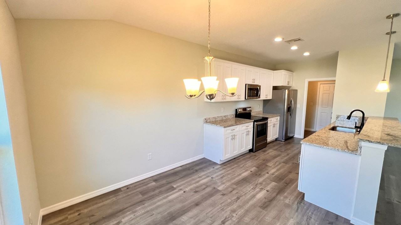 7819 Valencia Rd - Photo 7 of 32