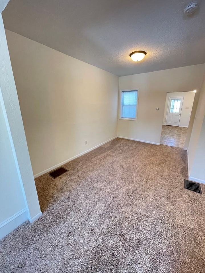 419 Cumming Ave - Photo 4 of 20