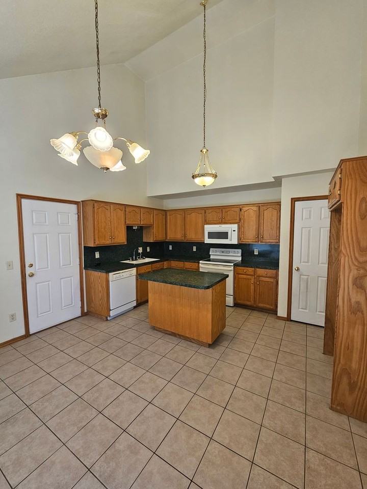 1418 Sw 23rd St - Photo 4 of 27