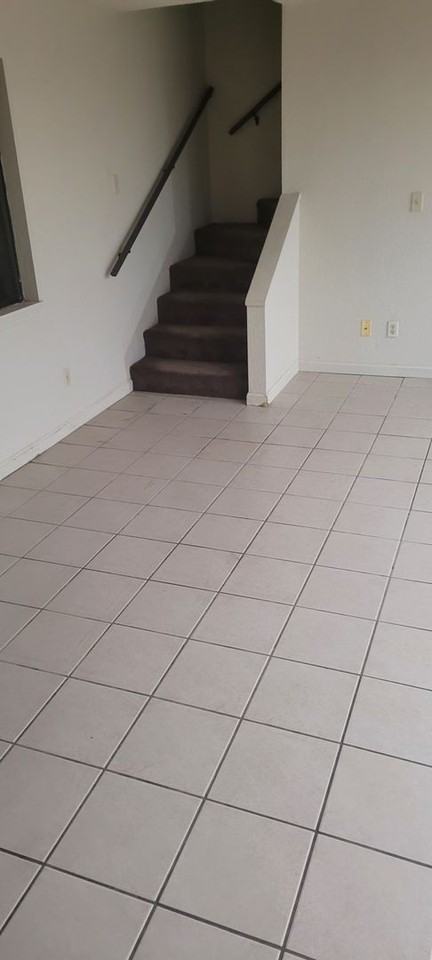1045 W Ridgeway Ave - Photo 2 of 22
