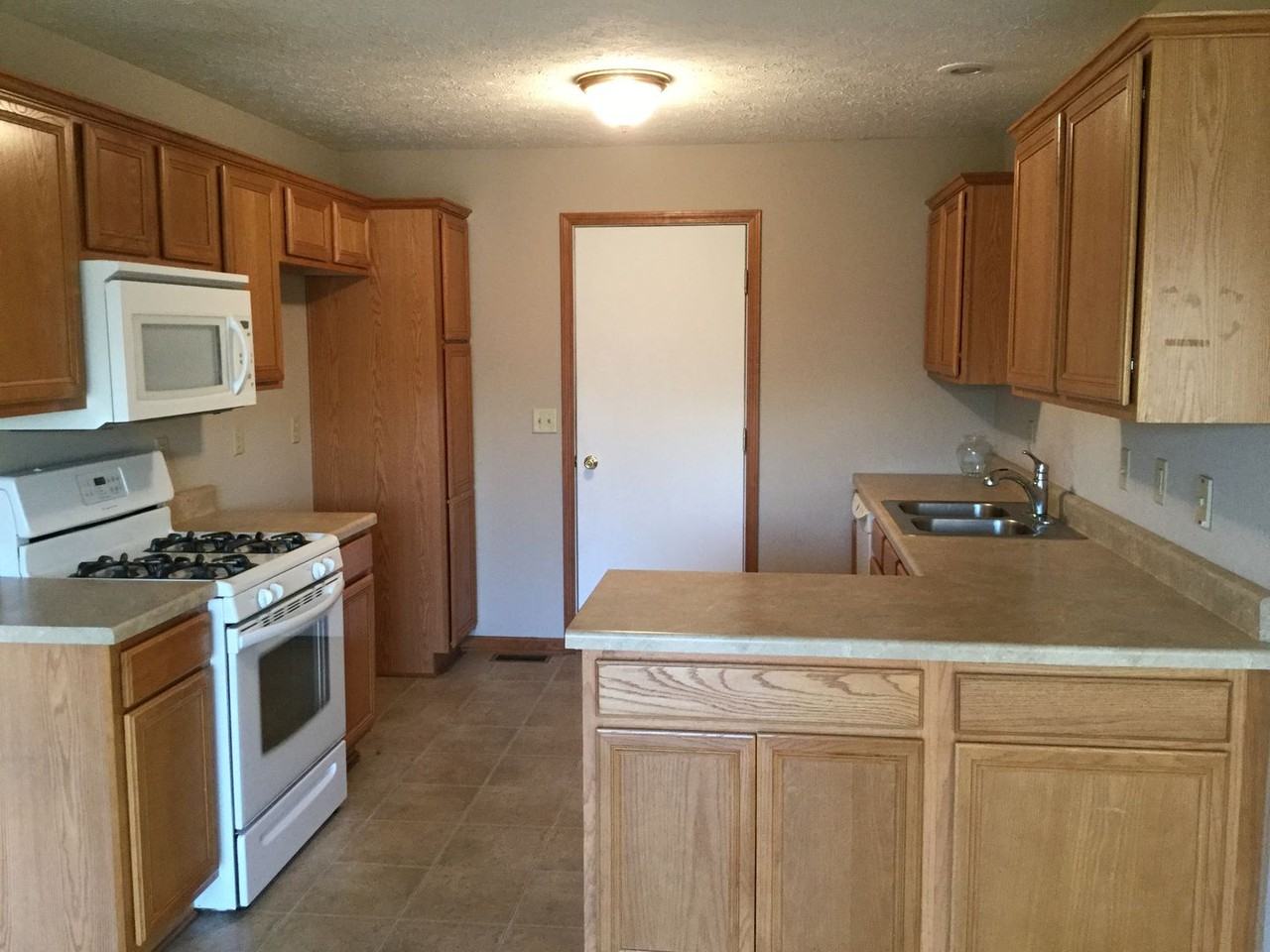 1700 Knights Ln - Photo 2 of 10