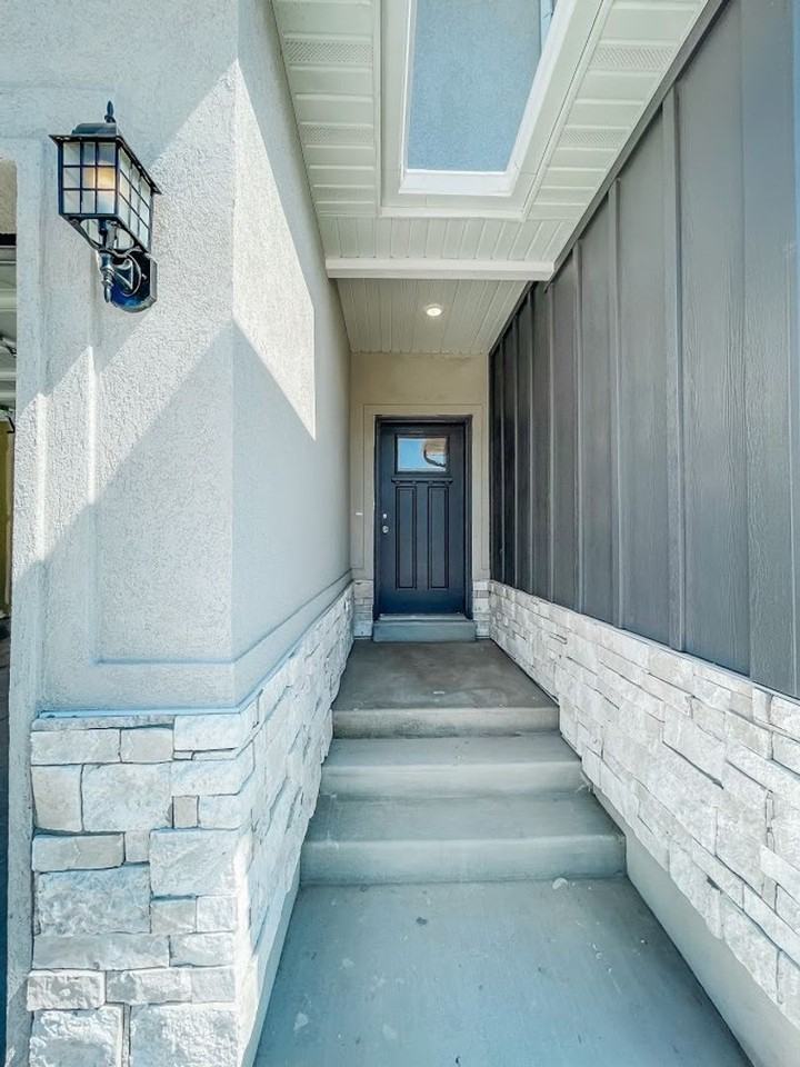 887 E 180 S - Photo 3 of 37