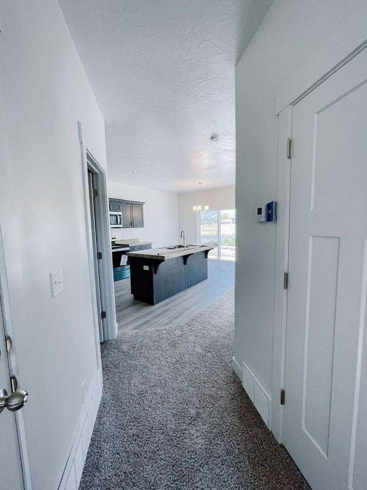 887 E 180 S - Photo 5 of 37