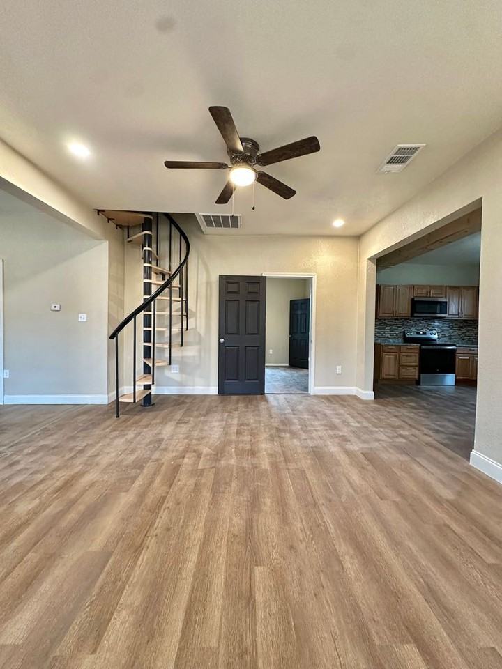 1320 Orient St - Photo 5 of 20