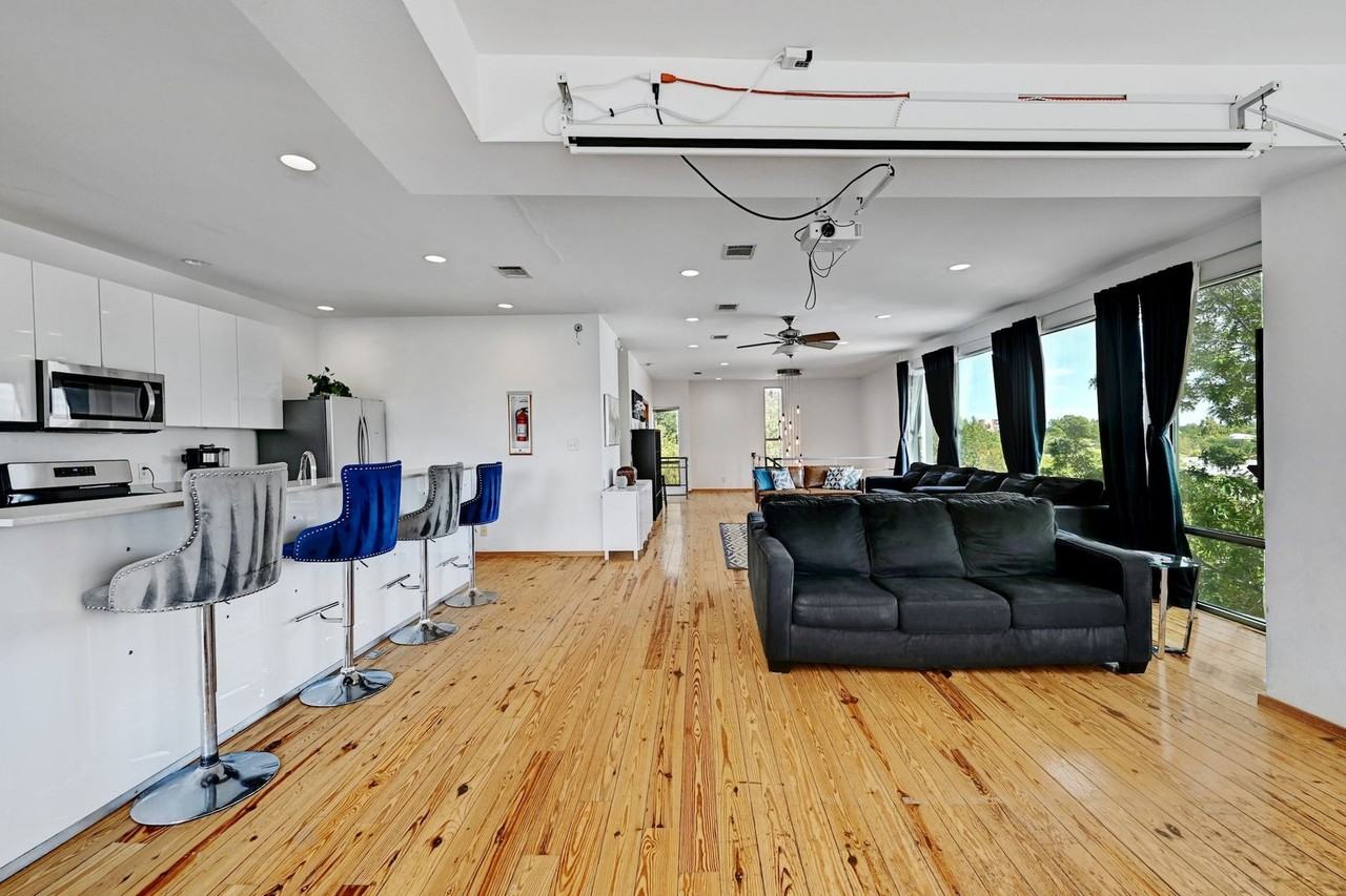 605 W 29th 1/2 St - Photo 5 of 36