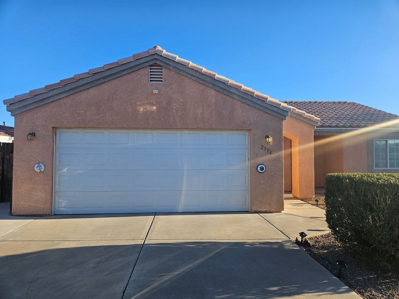 2304 E Oleander Dr - Photo 2 of 11