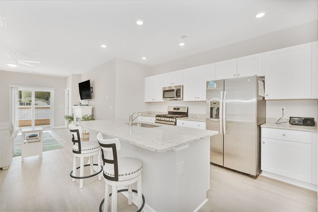 8196 Forest Edge Dr - Photo 4 of 35