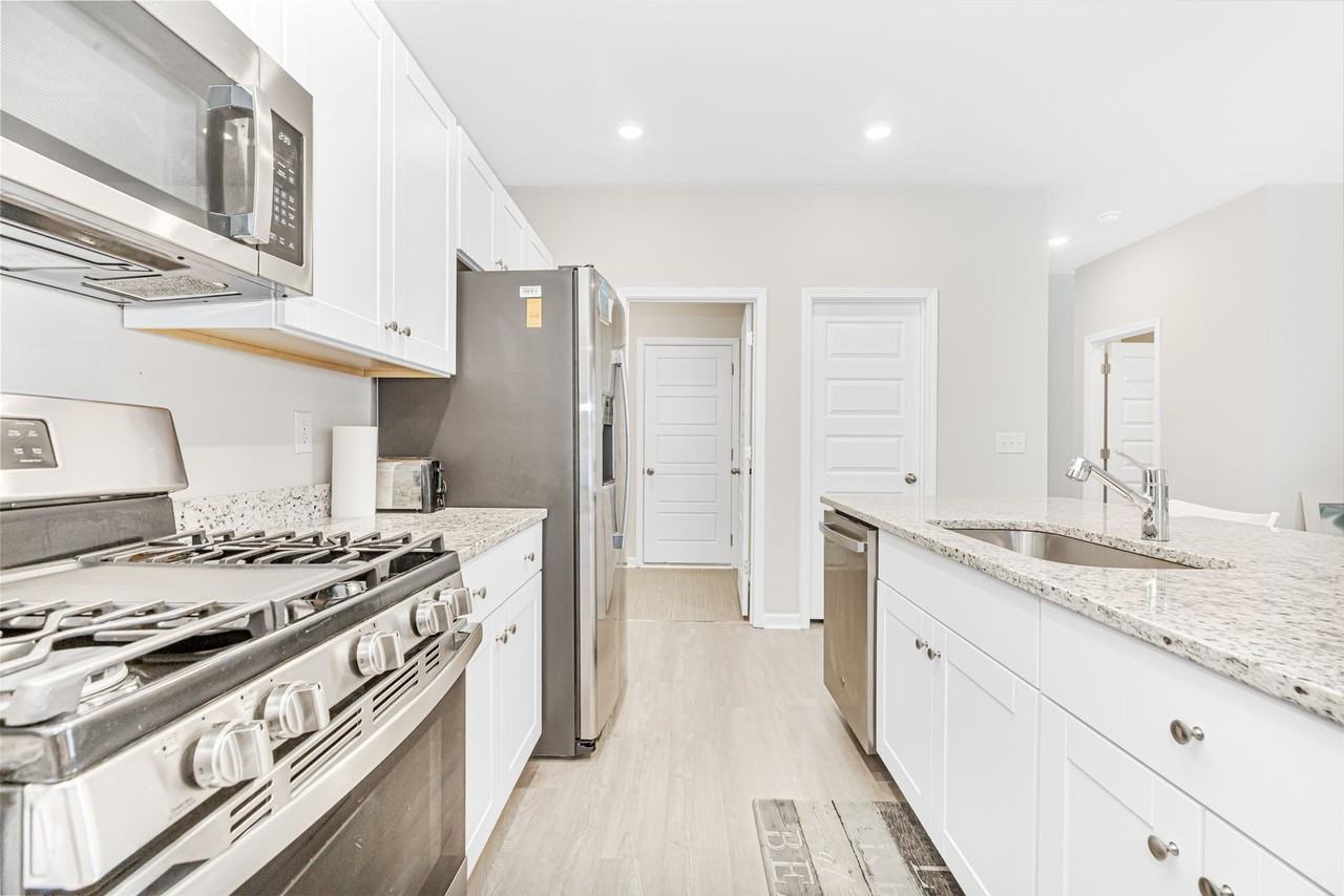 8196 Forest Edge Dr - Photo 6 of 35