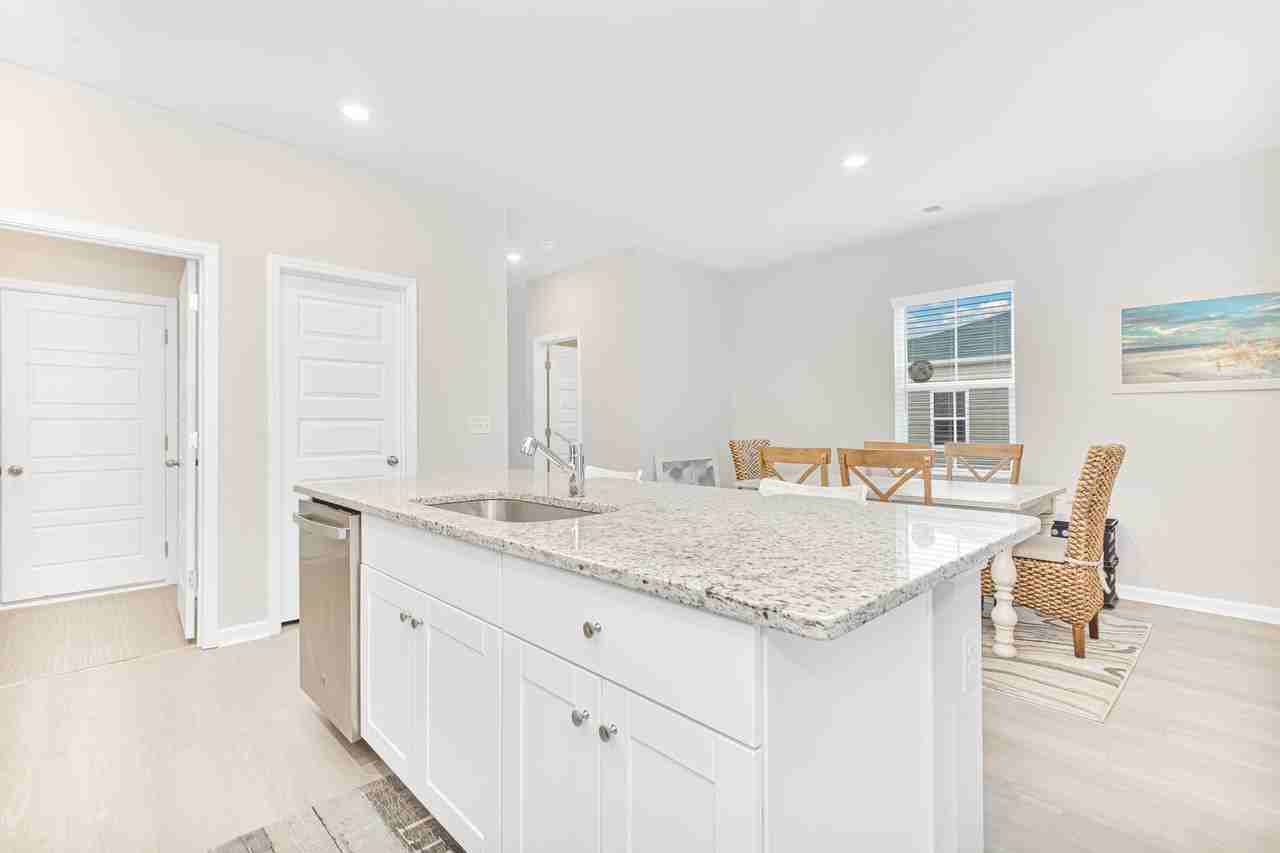 8196 Forest Edge Dr - Photo 7 of 35