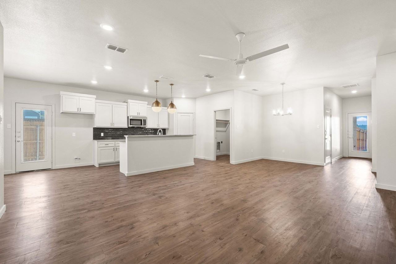 10909 Albany Ave - Photo 3 of 13