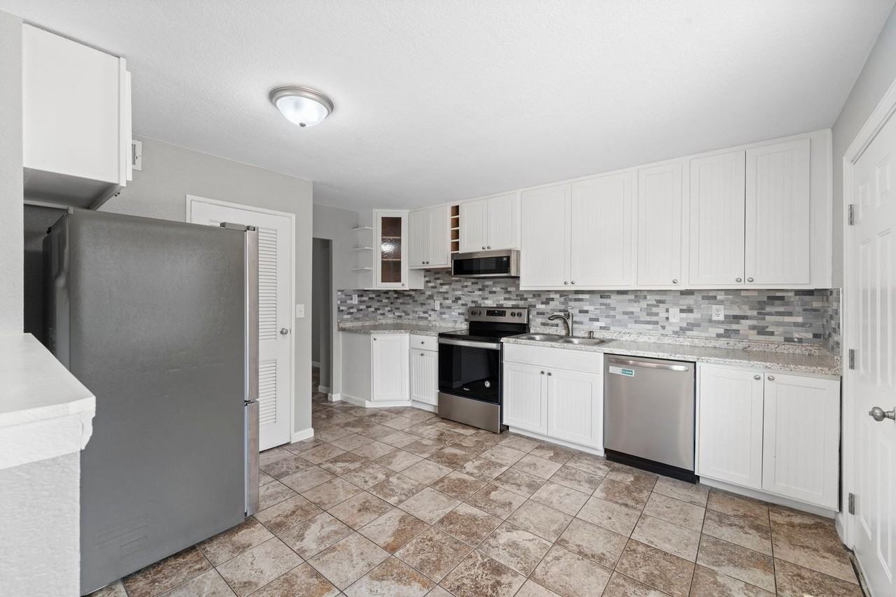 1222 Florence Ave - Photo 2 of 33