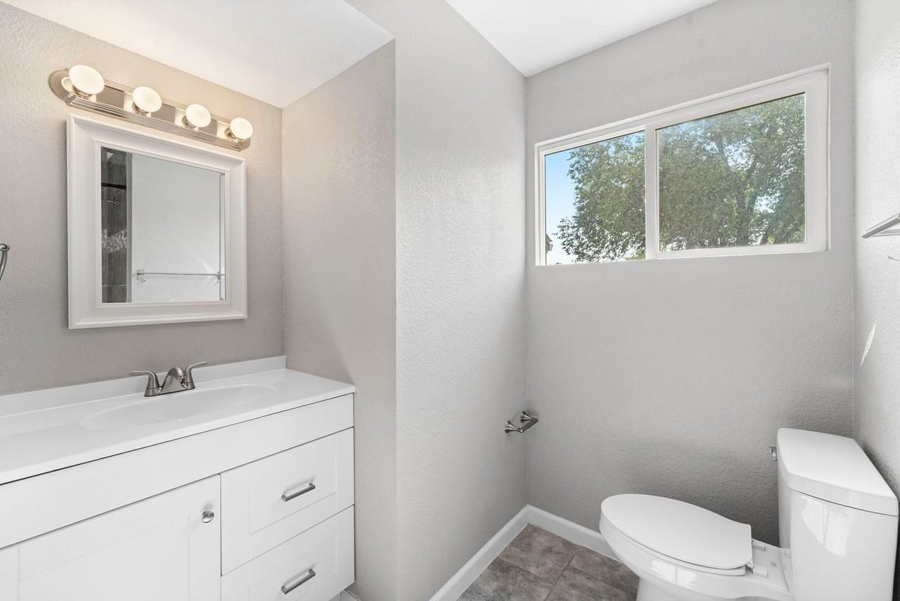 1222 Florence Ave - Photo 4 of 33