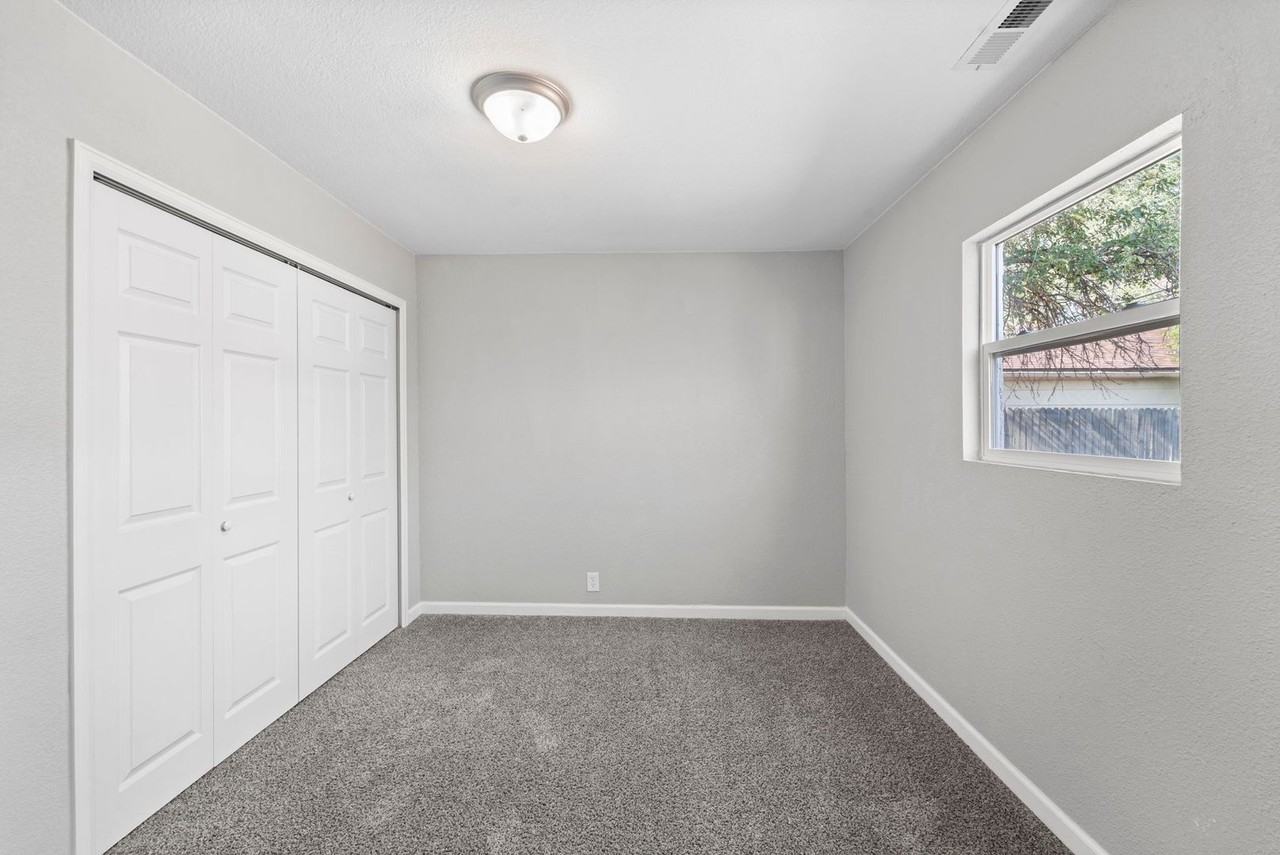 1222 Florence Ave - Photo 5 of 33