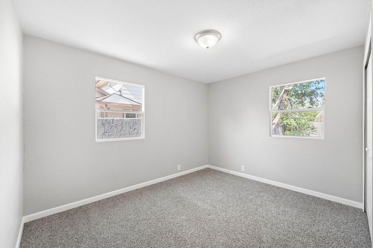 1222 Florence Ave - Photo 7 of 33