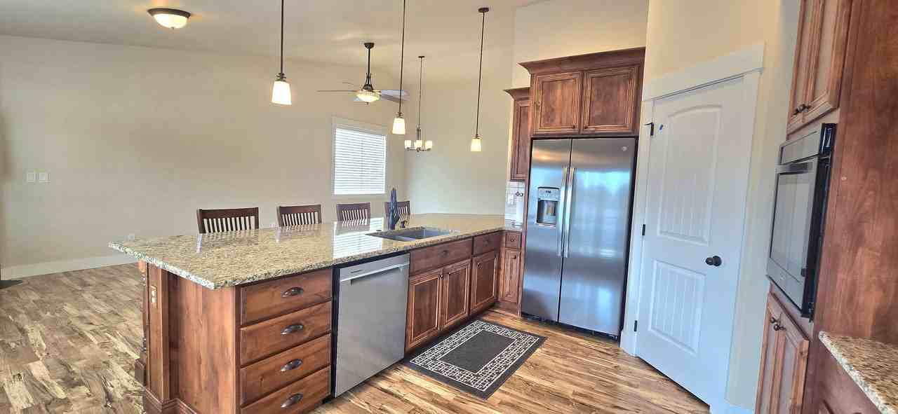 738 N Foudy Pl - Photo 3 of 22