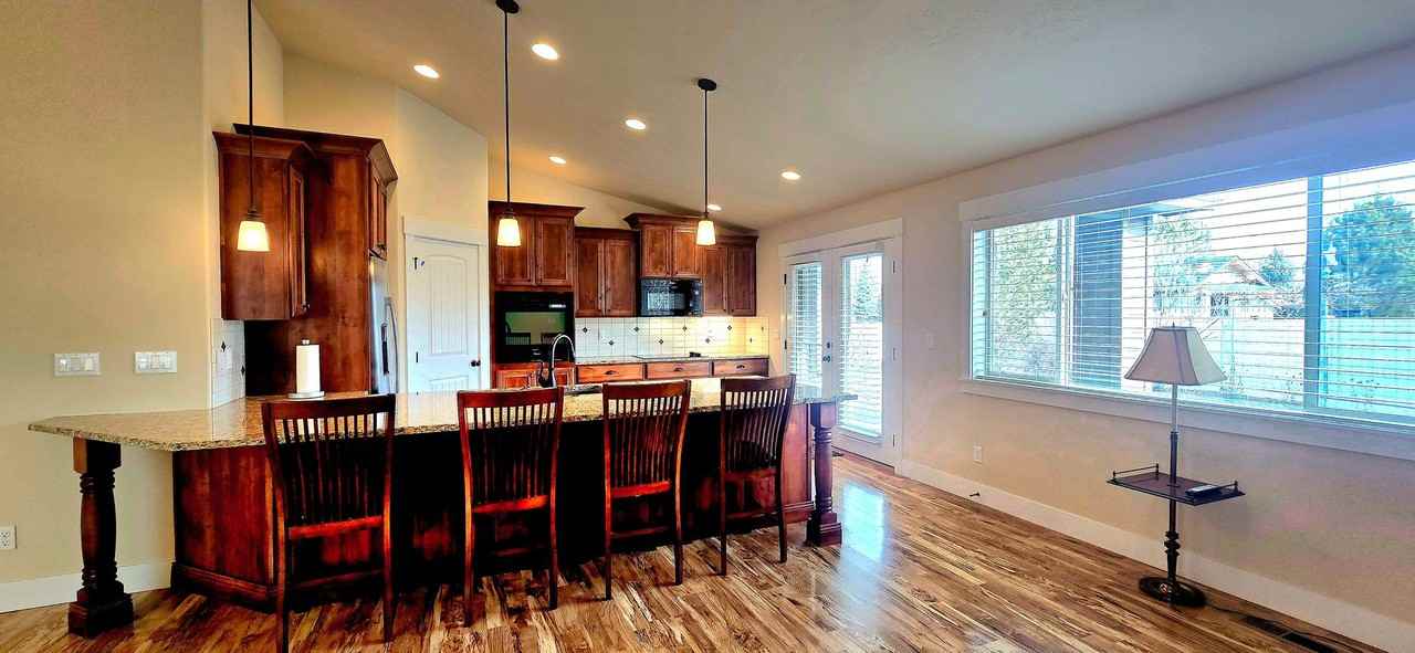 738 N Foudy Pl - Photo 4 of 22