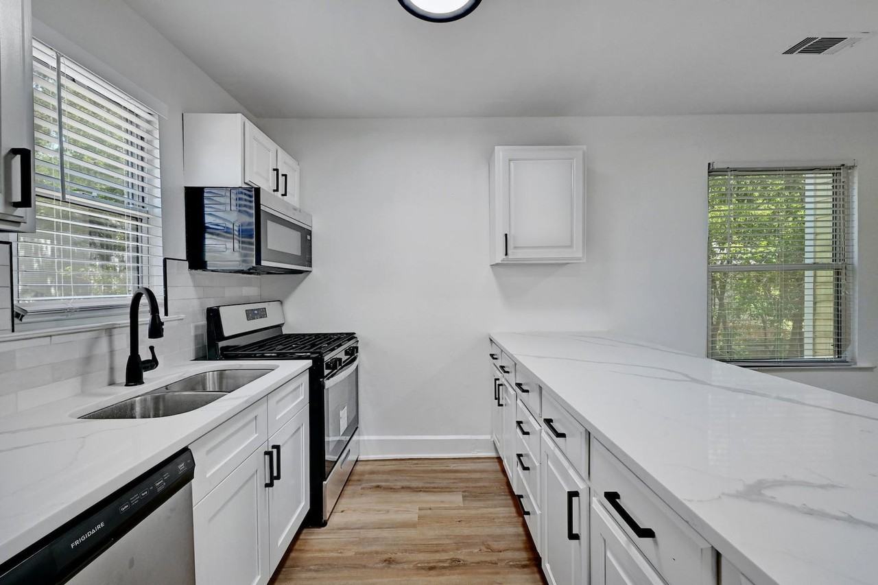 2305 Longview Street - Photo 2 of 33