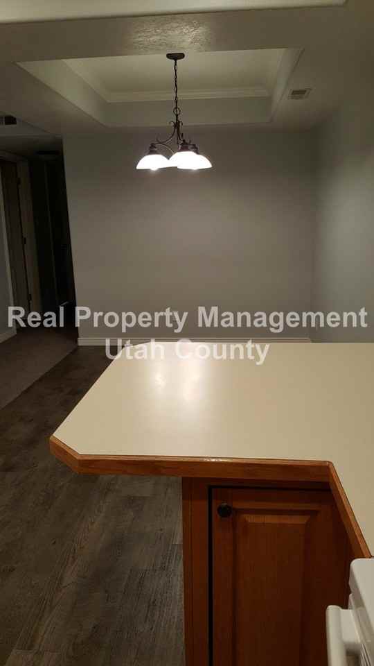 289 E 760 N - Photo 3 of 21