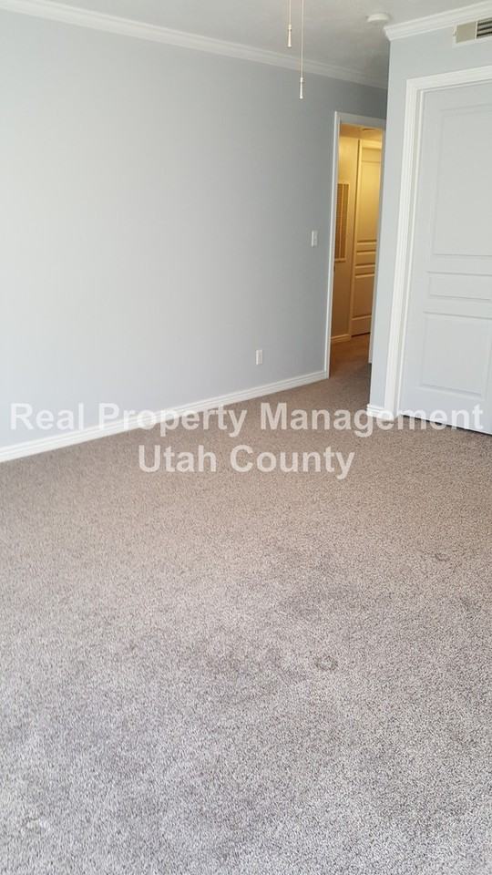 289 E 760 N - Photo 2 of 21