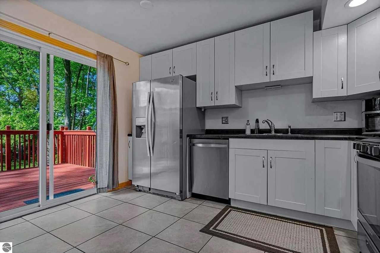 4183 Brammer Dr - Photo 4 of 15