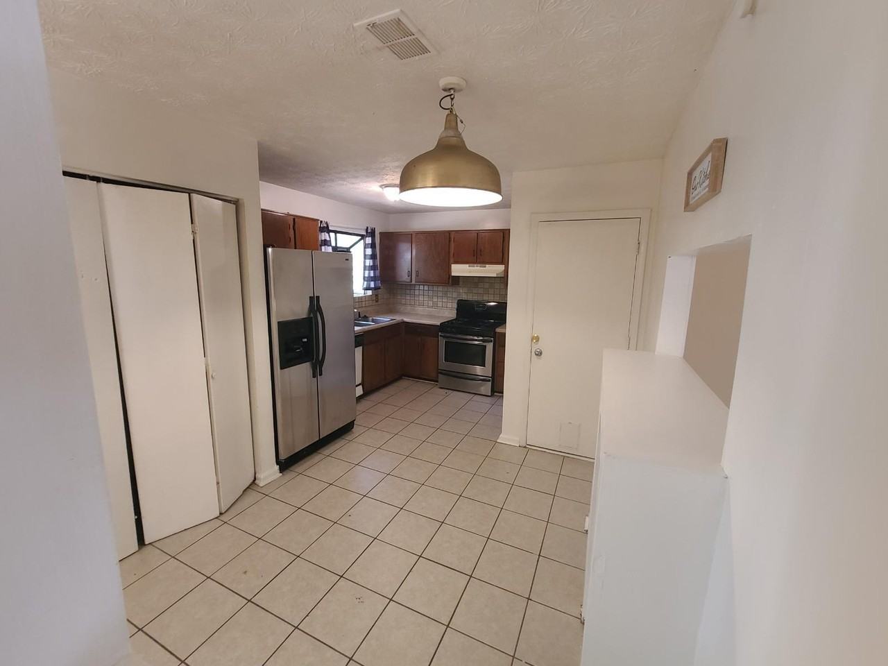 905 Hemingway Rd - Photo 2 of 16