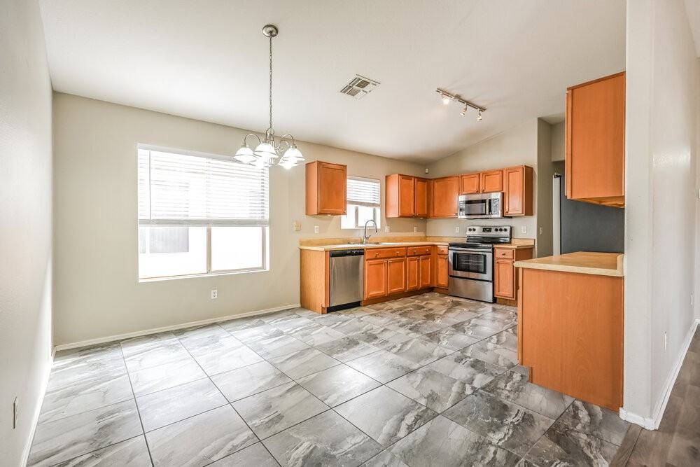 11338 W Crestbrook Dr - Photo 5 of 16